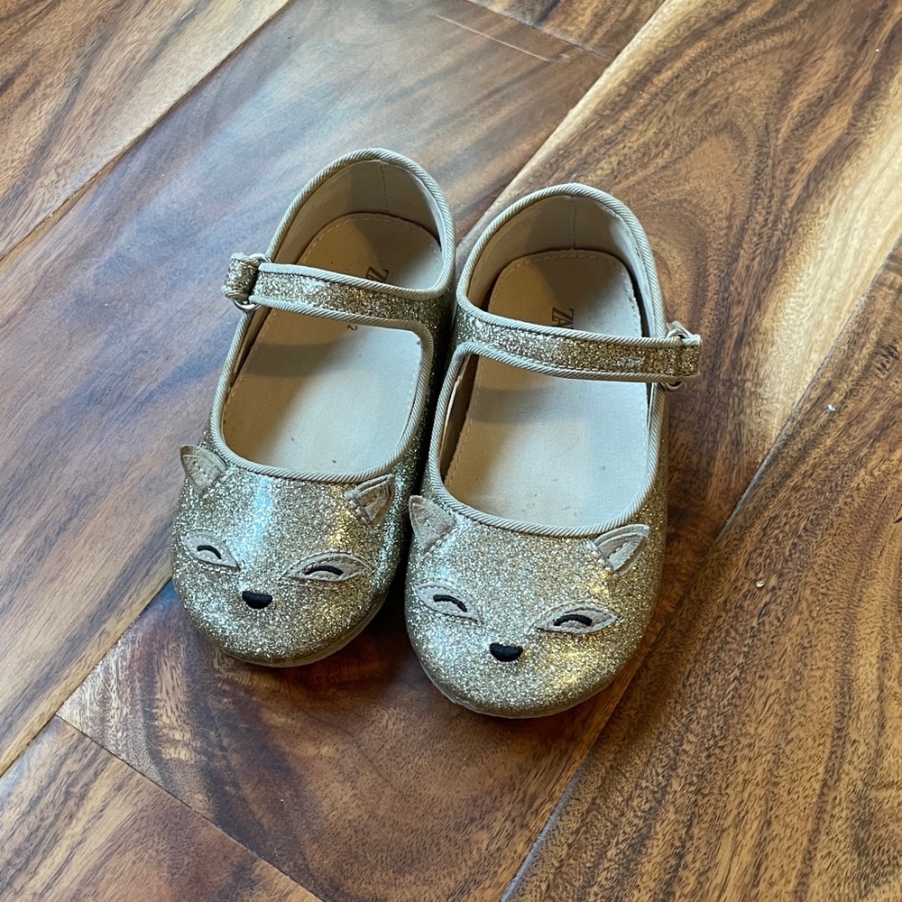 Zara baby girl ballet flat; Gold; Size 6